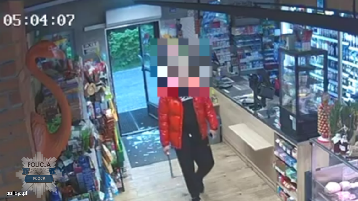 Agresywny mężczyzna z maczetą zaatakował sklep. Po przyjeździe policji zaliczył szybki kontakt z glebą