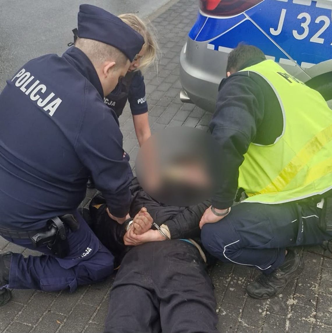 Agresywny mężczyzna zaczepiał ludzi pod szpitalem, potem stawiał się do policjantów. Okazało się, że powinien być w więzieniu Agresywny mężczyzna zaczepiał ludzi pod szpitalem, potem stawiał się do policjantów. Okazało się, że powinien być w więzieniu