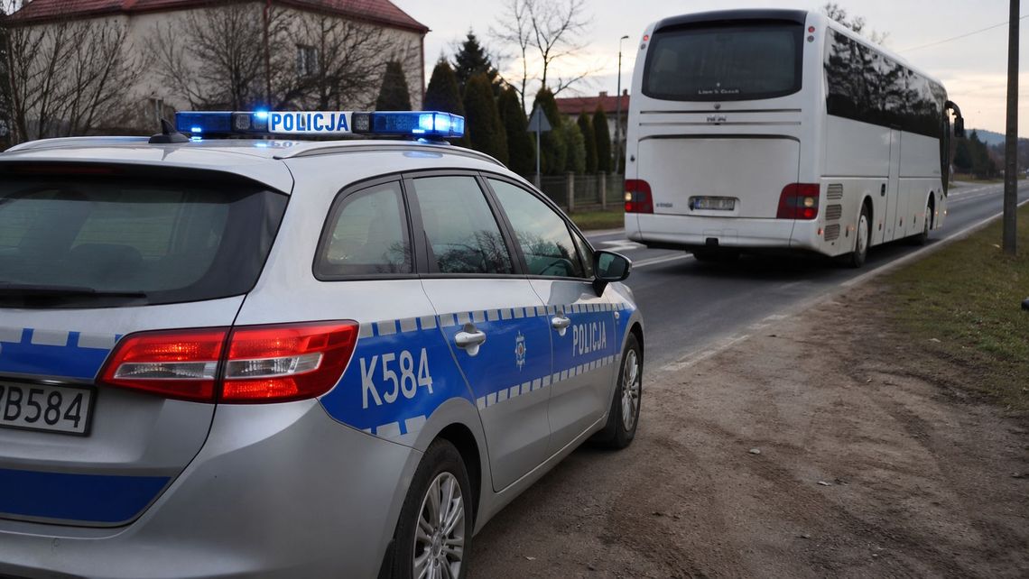 Agresywny pasażer zrobił awanturę w autobusie. Przesiadł się do radiowozu i trafił do więzienia