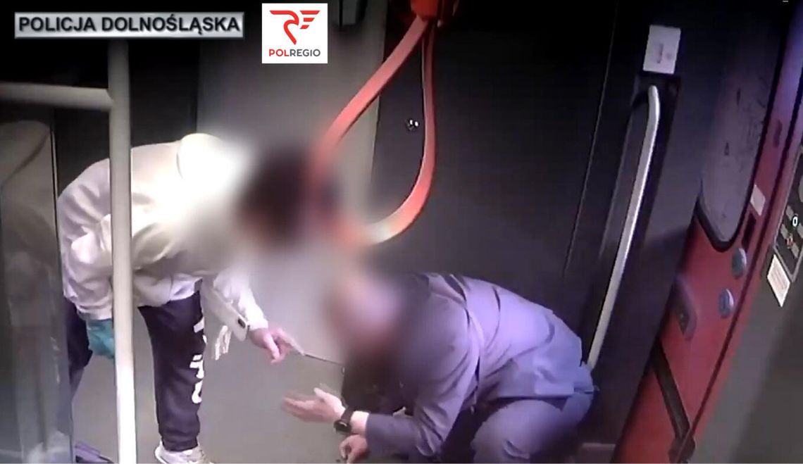 Agresywny psażer wybił zęby kierownikowi pociągu. Załoga zablokowała drzwi, żeby nie uciekł