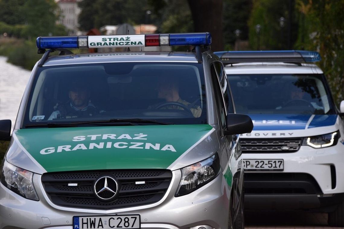 Agresywny Ukrainiec zaczepiał przechodniów, później demolował karetkę. Strażnicy odesłali go do domu