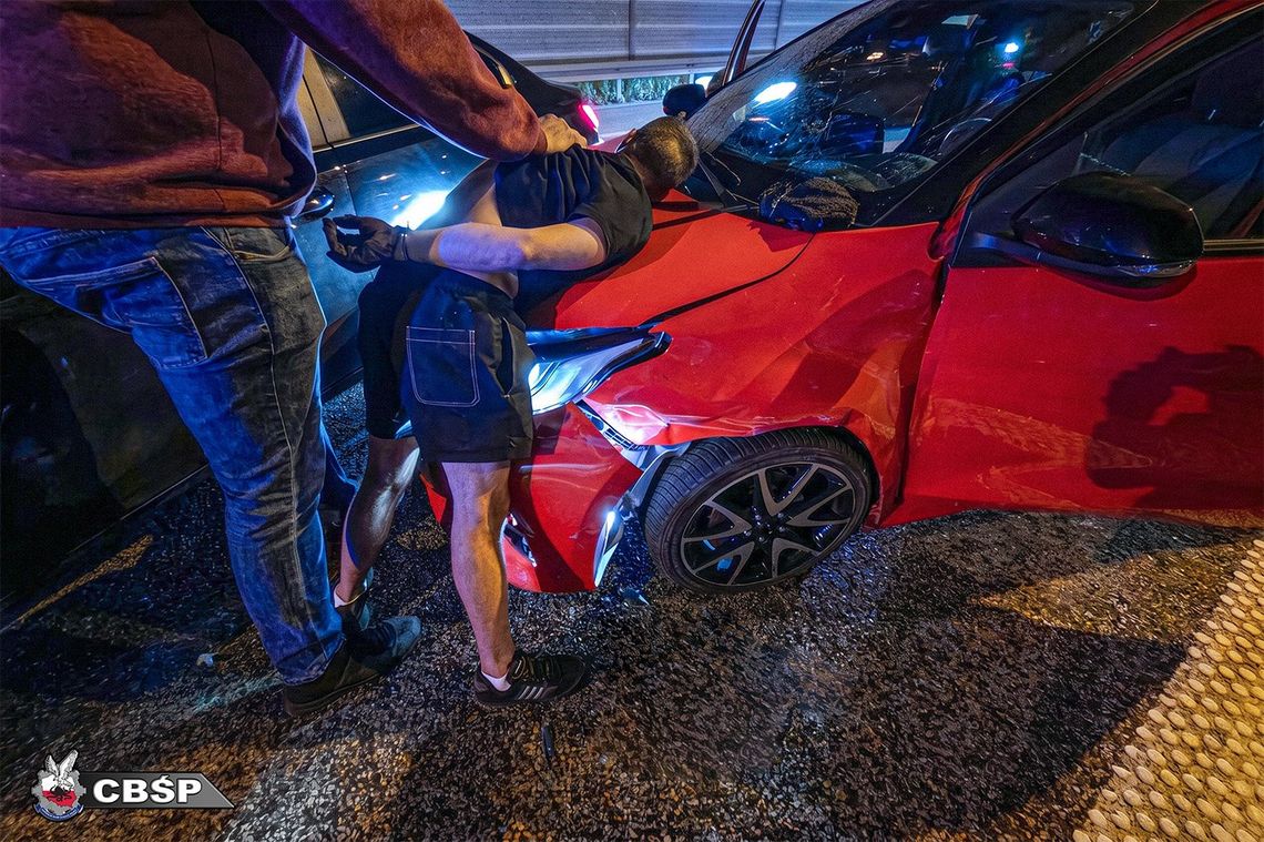 Akcja CBŚP na autostradzie. Złodzieje samochodów zatrzymani po kradzieżach w Niemczech Akcja CBŚP na autostradzie. Złodzieje samochodów zatrzymani po kradzieżach w Niemczech