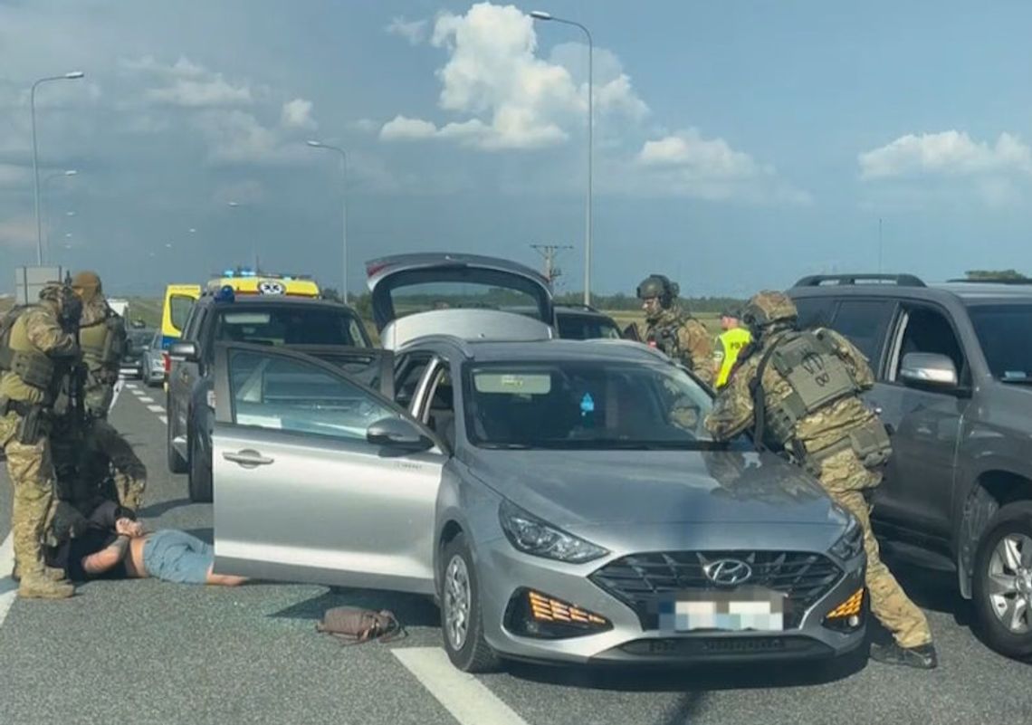 Akcja kontrterrorystów na drodze ekspresowej. Dilerzy zatrzymani z blisko 10 kg marihuany [WIDEO]