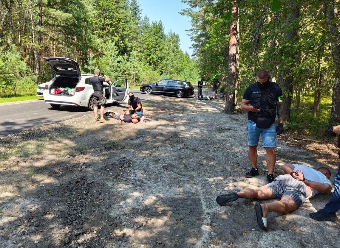 Akcja kryminalnych i zatrzymanie włamywaczy. Właśnie wracali z kolejnej roboty