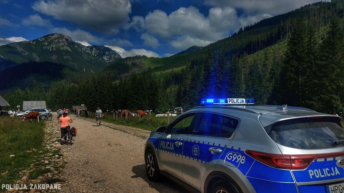 Akcja policji na drodze do Morskiego Oka. 8-letni chłopiec oddalił się od rodziny