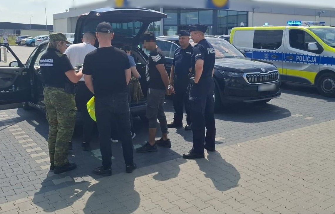 Akcja policji na drodze ekspresowej. Białorusinka przewoziła nielegalnych imigrantów z Afganistanu