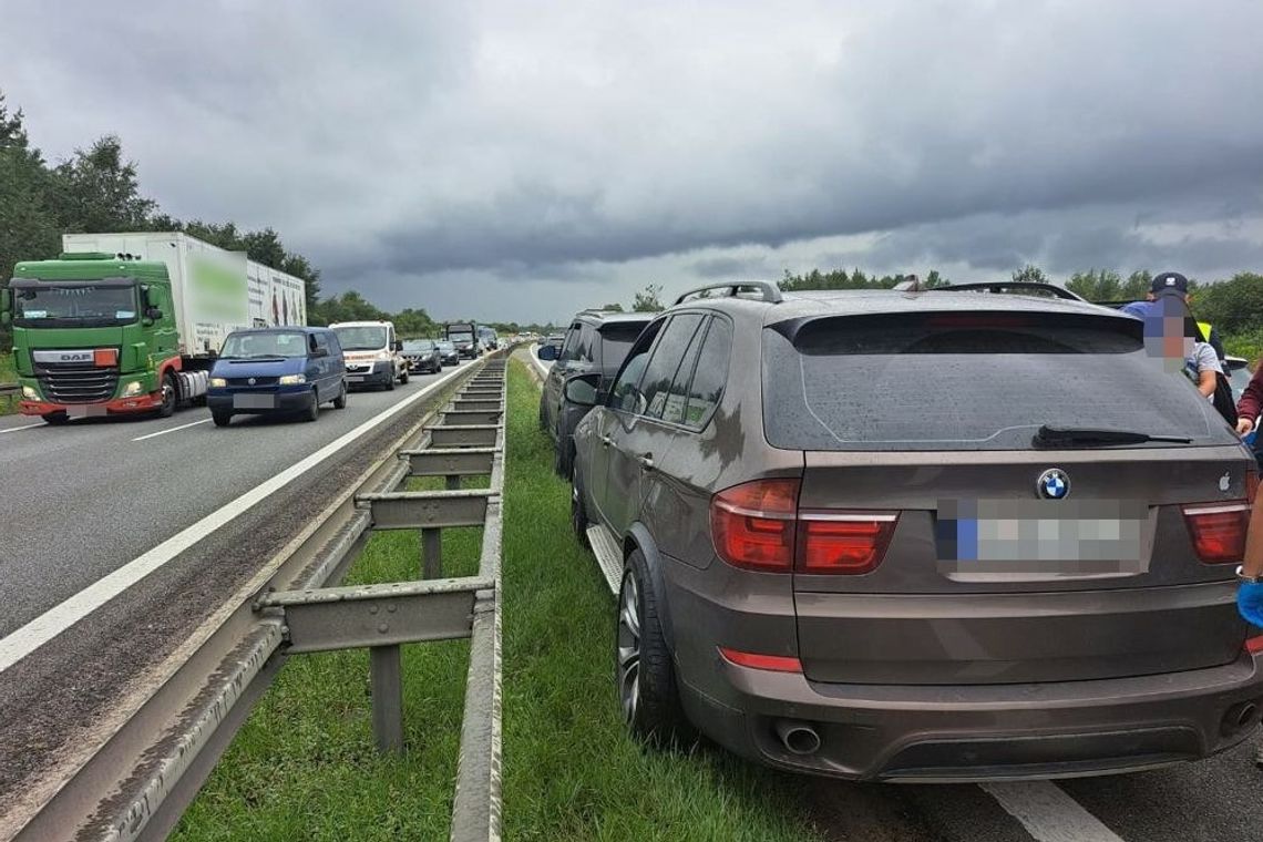 Akcja straży granicznej i policji na autostradzie A4. 28 nielegalnych migrantów upchniętych w dwóch autach, ich celem podróży były Niemcy