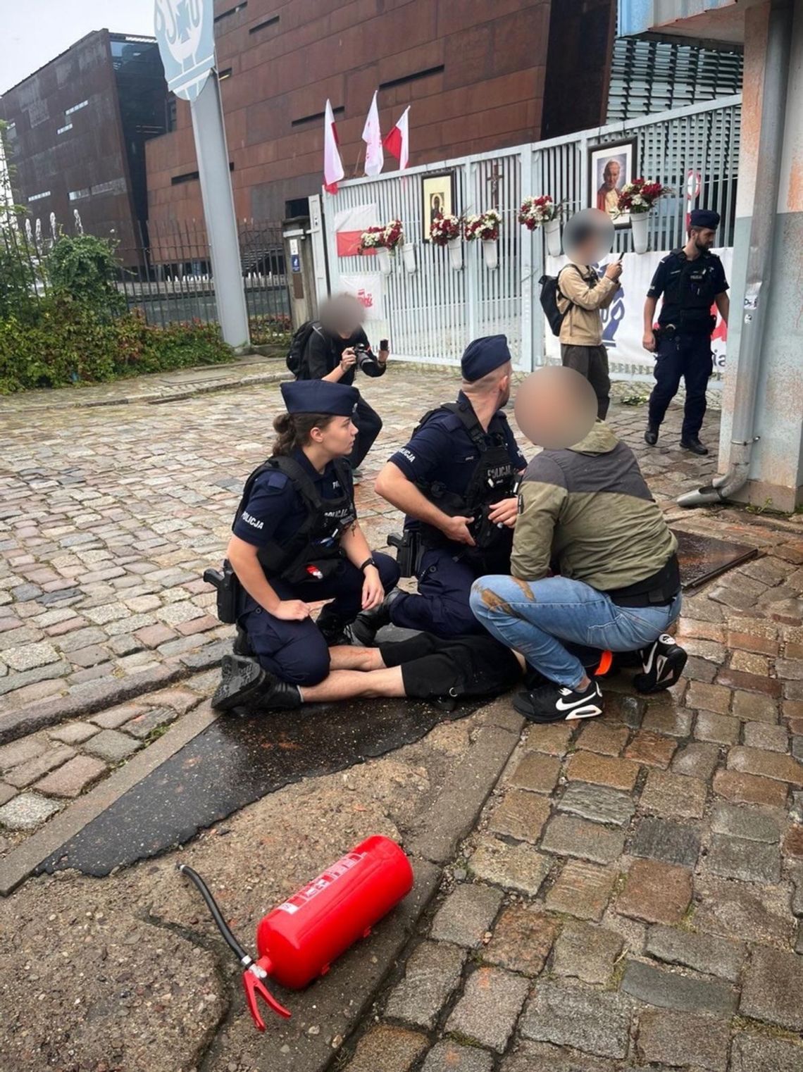 Aktywiści Ostatniego Pokolenia zaatakowali gaśnicami bramę Stoczni Gdańskiej. Zdecydowana reakcja policji