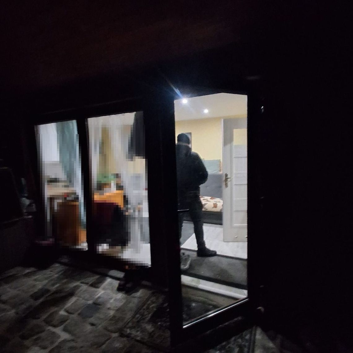 Alimenciarz zerwał kontakty z bliskimi i zamieszkał w domku letniskowym. Dopadli go, gdy spał