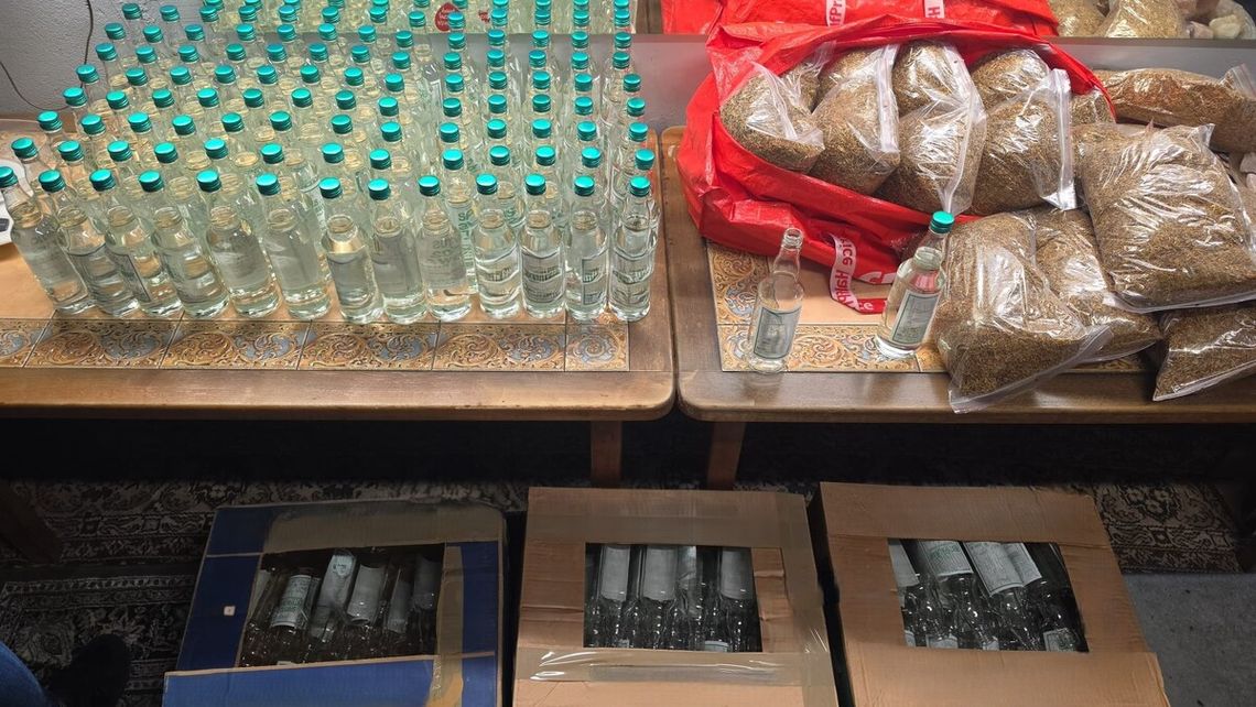 Alkohol z płynu do dezynfekcji rąk. U 63-latka znaleziono ponad 100 butelek i 30 kilogramów tytoniu Alkohol z płynu do dezynfekcji rąk. U 63-latka znaleziono ponad 100 butelek i 30 kilogramów tytoniu