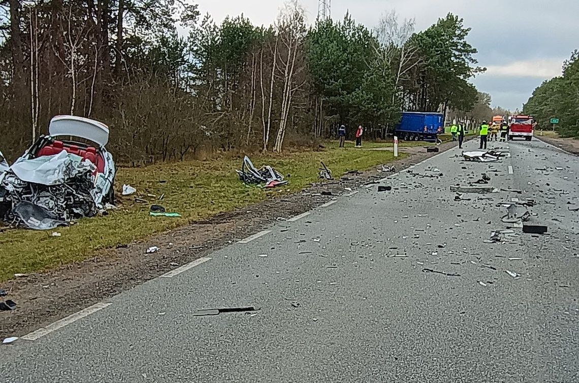 Alfa romeo zderzyła się czołowo z ciężarową scanią. Kierowca zabrany do szpitala śmigłowcem LPR Alfa romeo zderzyła się czołowo z ciężarową scanią. Kierowca zabrany do szpitala śmigłowcem LPR