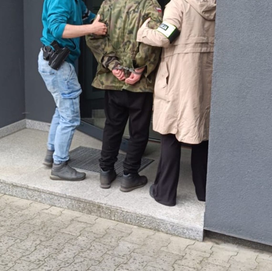 Amfetamina ukryta na posesji. Starszy mężczyzna miał blisko 4 kilogramy towaru