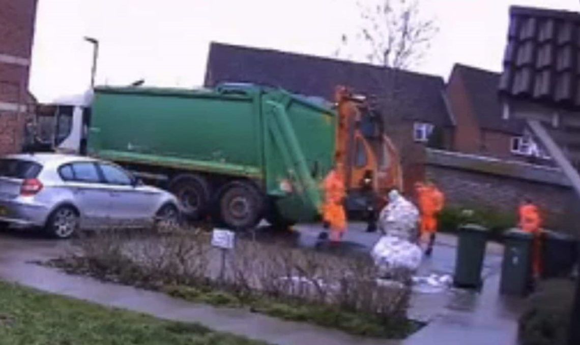 ANGLIA: Pracownik śmieciarki wyrzucony z pracy za kopnięcie bałwana [WIDEO]