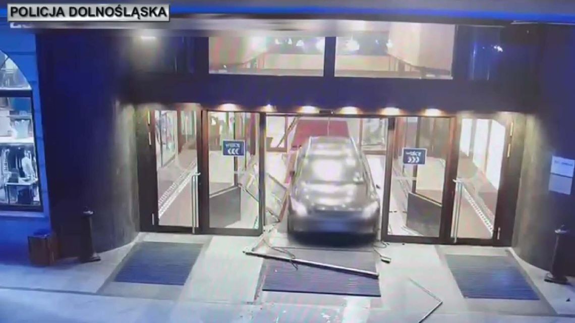 Anglik wjechał samochodem do hotelu, a potem uciekał policji. Mógł być pod wpływem środków psychotropowych Anglik wjechał samochodem do hotelu, a potem uciekał policji. Mógł być pod wpływem środków psychotropowych