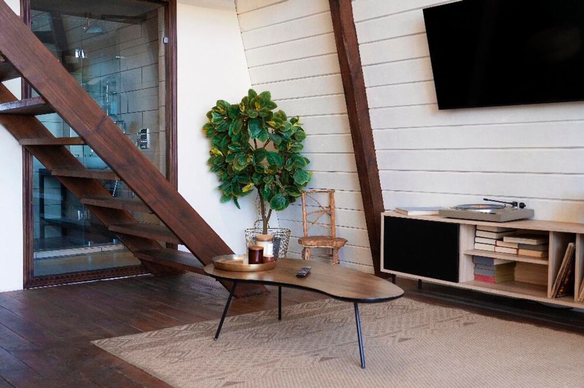 Antresola w mieszkaniu — jak dobrać schody, żeby nie zdominowały wnętrza?