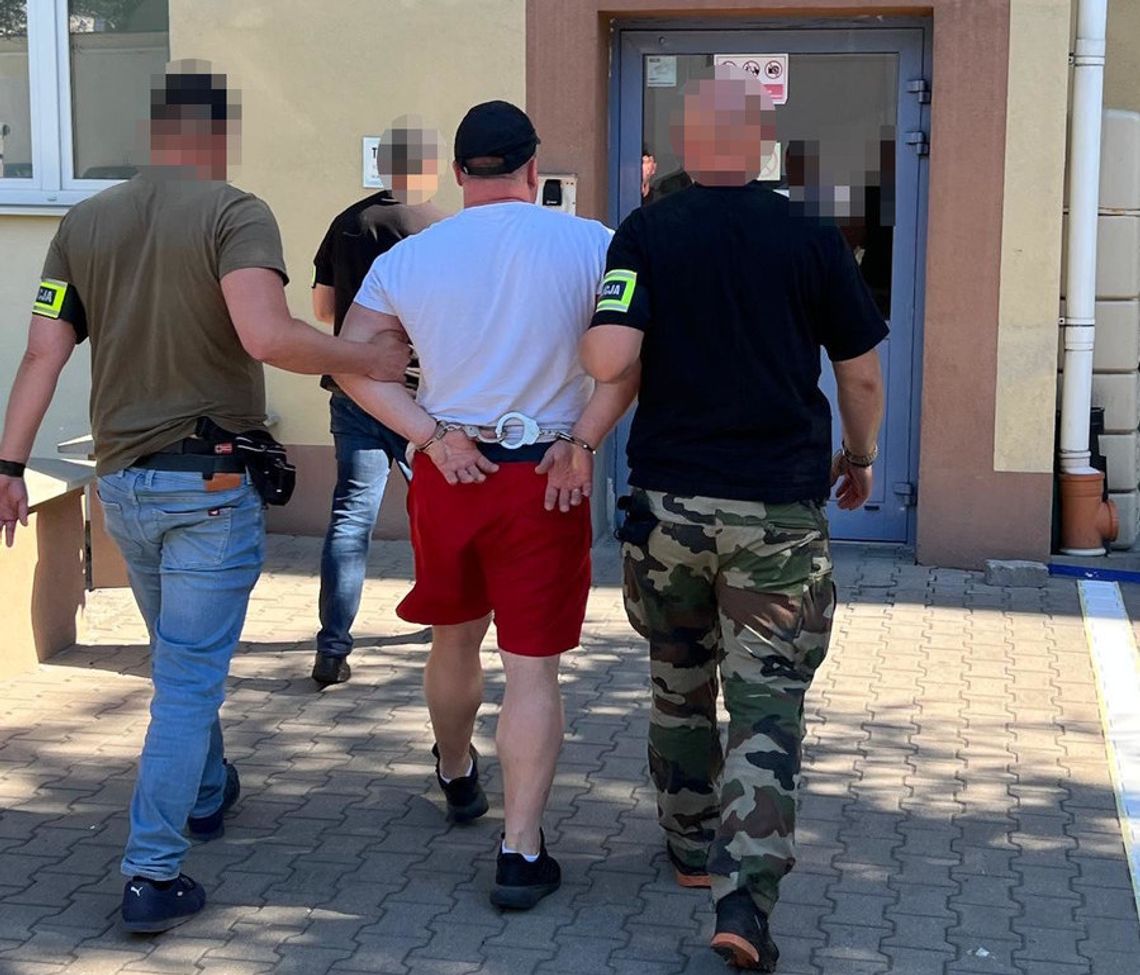 Antyterroryści przyszli do niego bladym świtem. Poszukiwany 41-latek zatrzymany z bronią i amunicją
