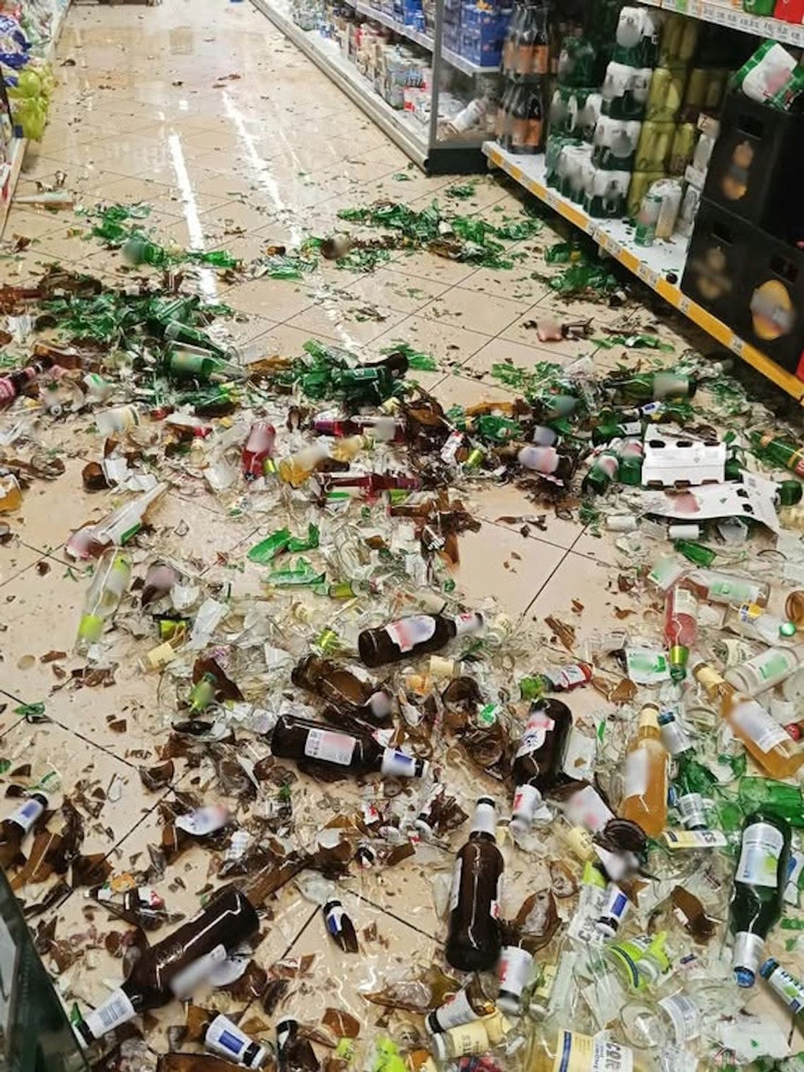 Atak furii w sklepie. Mężczyzna zrzucał alkohol z półek, narobił strat na 3 tysiące złotych