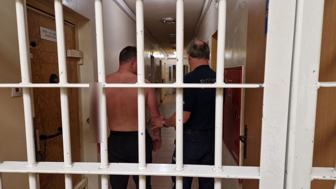 Atak furii w sklepie. Nie miał pieniędzy na alkohol, w przypływie złości zniszczył szklane drzwi Atak furii w sklepie. Nie miał pieniędzy na alkohol, w przypływie złości zniszczył szklane drzwi