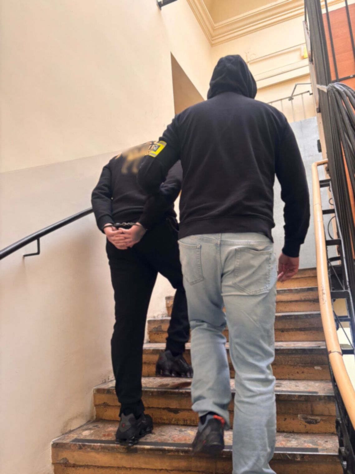 Atak na influencerów na rynku w Krakowie. 19-latek użył gazu pieprzowego. Został zatrzymany Atak na influencerów na rynku w Krakowie. 19-latek użył gazu pieprzowego. Został zatrzymany