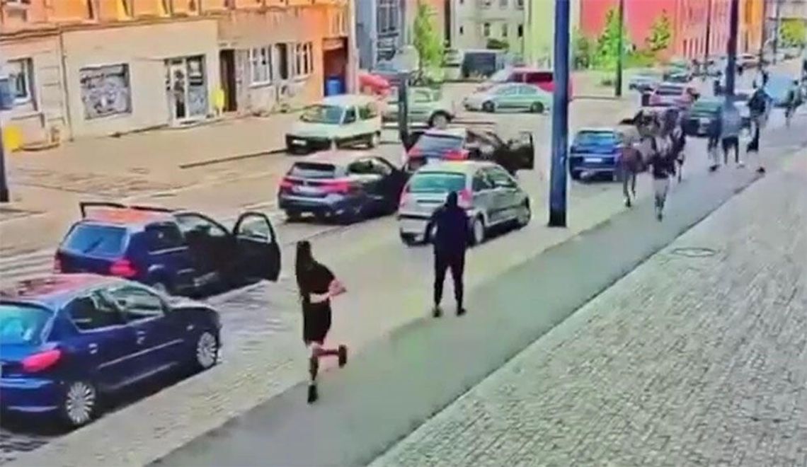 Atakowali ludzi na ulicy. Policja zatrzymała kiboli, prokuratura postawiła zarzuty, a sąd ich puścił