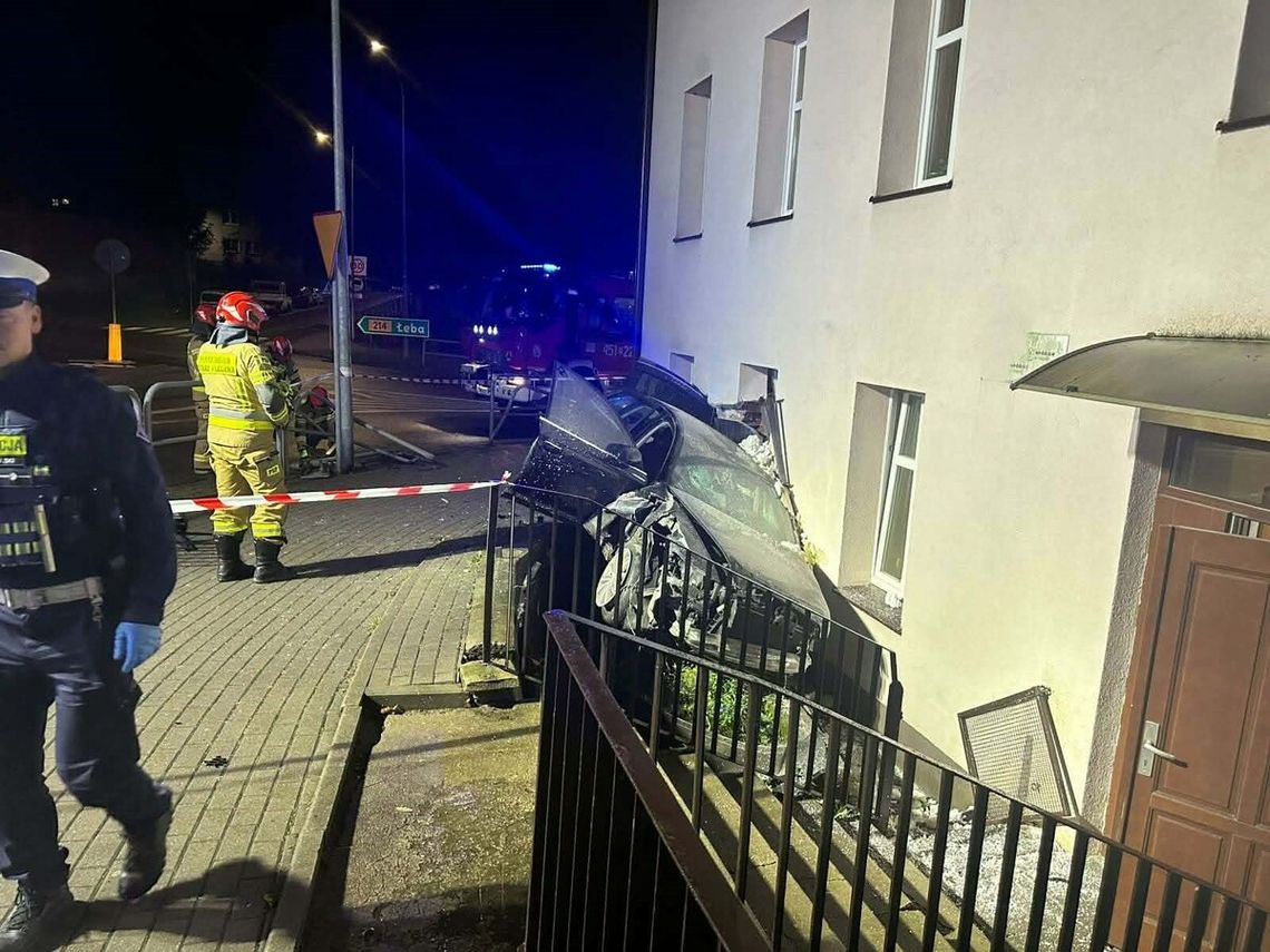 Audi A6 przebiło balustradę i uderzyło w budynek. 19-letnia pasażerka została ranna Audi A6 przebiło balustradę i uderzyło w budynek. 19-letnia pasażerka została ranna