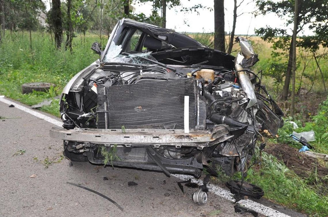 Audi dachowało i uderzyło w drzewo. W wypadku zginęła młoda kobieta Audi dachowało i uderzyło w drzewo. W wypadku zginęła młoda kobieta