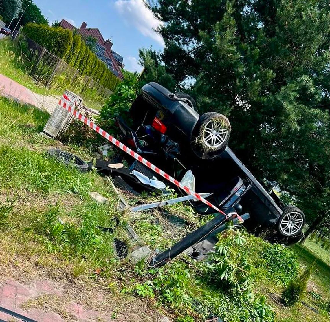 Audi dachowało niszcząc ogrodzenie. 18-letni kierowca miał prawko od dwóch miesięcy