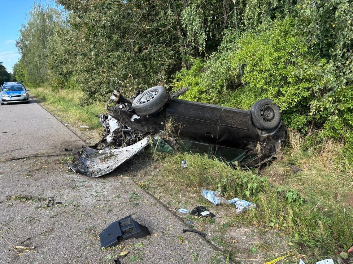 Audi dachowało w rowie po nieudanym wyprzedzaniu. 20-latek w szpitalu, był po alkoholu