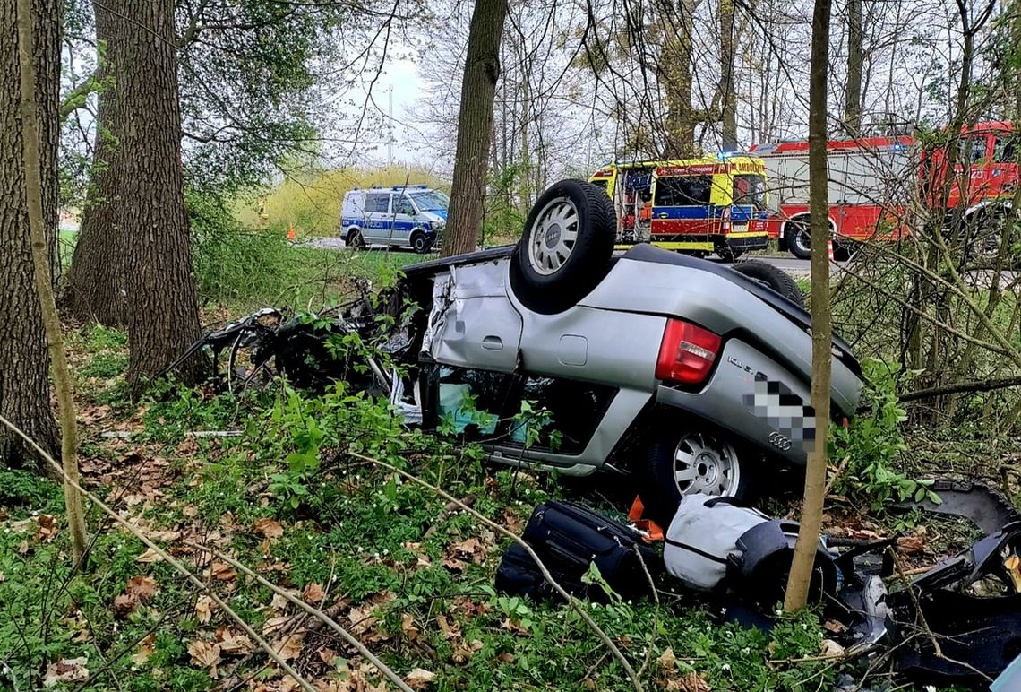 Audi jechało prostą drogą, a po chwili wyglądało tak. Kierowca nad nim nie zapanował