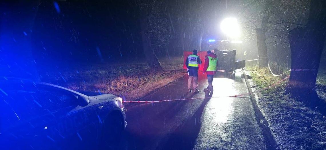 Audi najechało na pień i dachowało. 37-letni kierowca zginął na miejscu Audi najechało na pień i dachowało. 37-letni kierowca zginął na miejscu