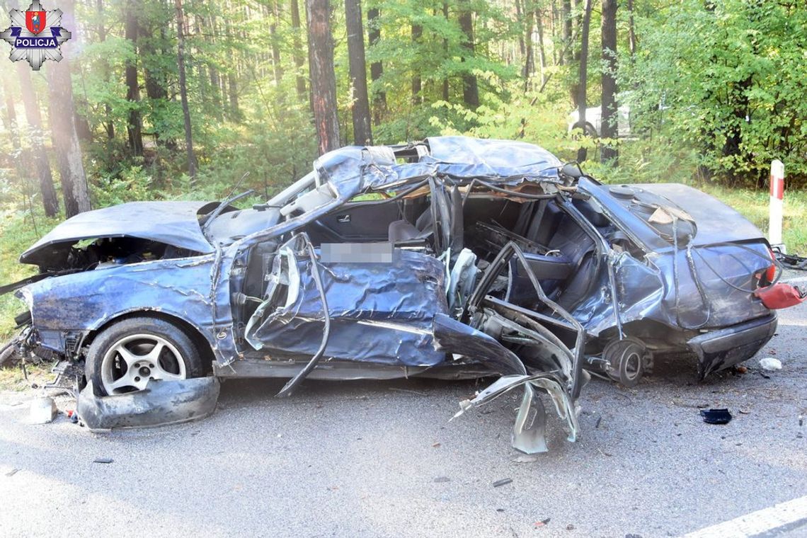 Audi odbiło się od drzewa i wpadło z powrotem na drogę. 20-latek prawdopodobnie zasnął za kierownicą. Audi odbiło się od drzewa i wpadło z powrotem na drogę. 20-latek prawdopodobnie zasnął za kierownicą.