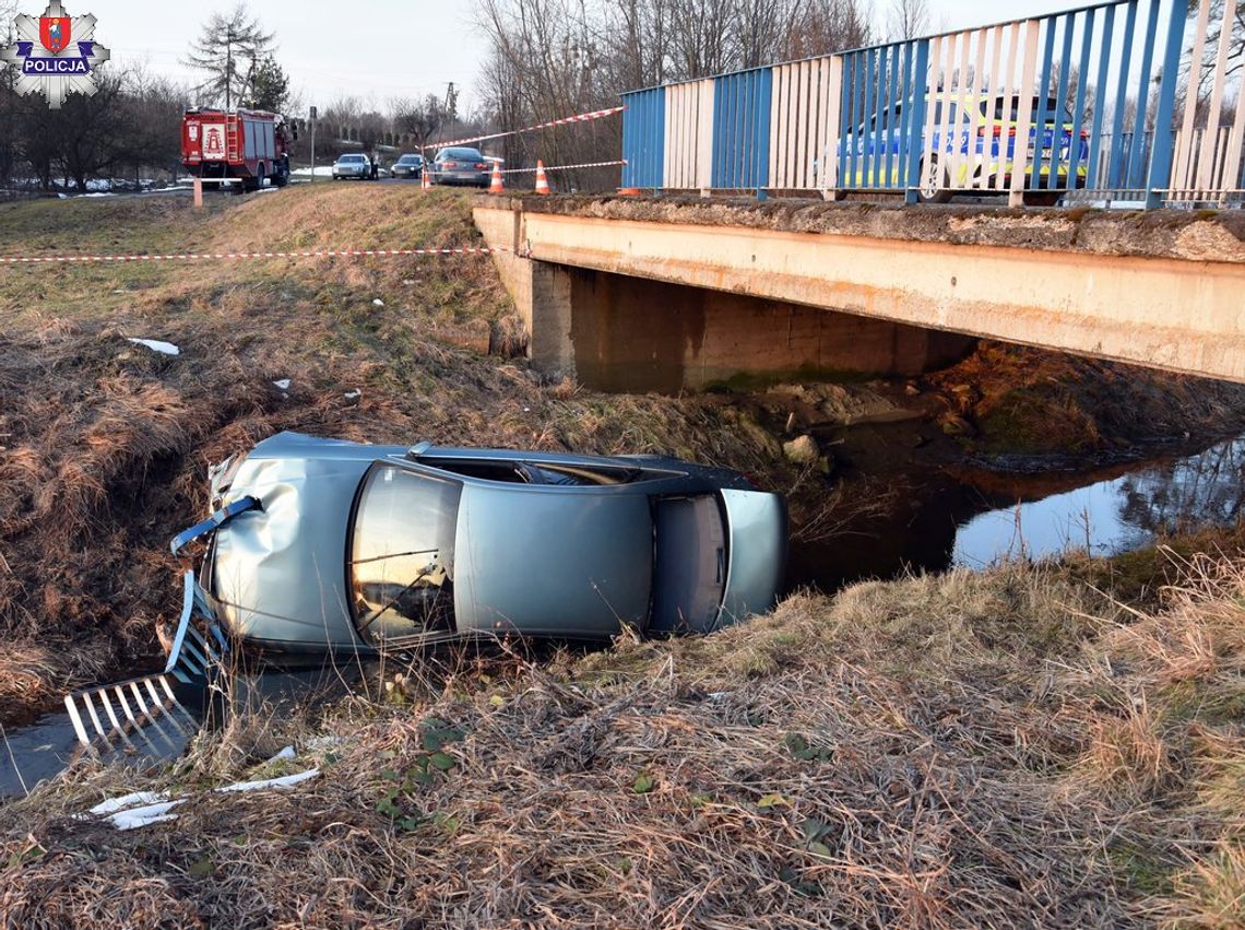 Audi przebiło bariery i spadło z mostu do rzeki. Kierowca miał 2 promile, pasażer wydmuchał 3 Audi przebiło bariery i spadło z mostu do rzeki. Kierowca miał 2 promile, pasażer wydmuchał 3