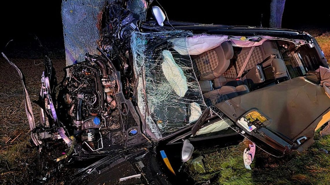 Audi przejechało 150 metrów w rowie, po czym rozbiło się na drzewie. Kierowca był uwięziony w aucie