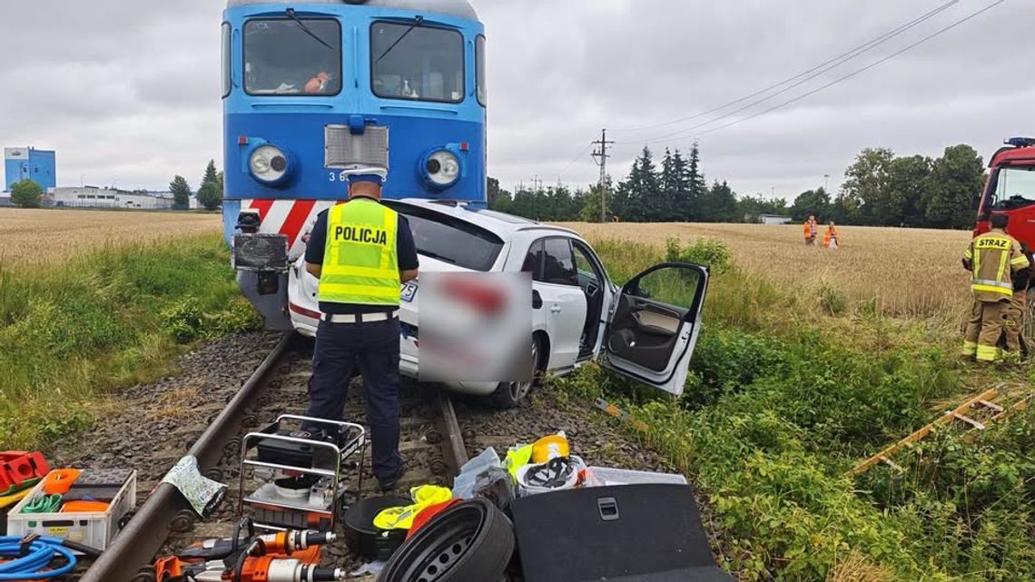Audi Q5 wjechało pod pociąg towarowy. Kierowca zginął na miejscu Audi Q5 wjechało pod pociąg towarowy. Kierowca zginął na miejscu