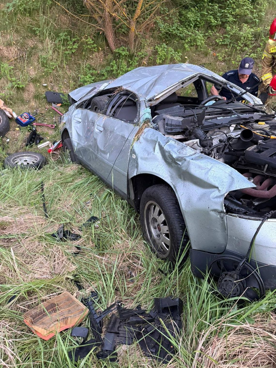 Audi spadło z wysokiej skarpy i wielokrotnie dachowało. Kierowca zabrany do szpitala [ZDJĘCIA]