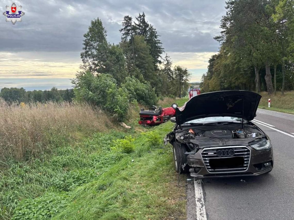 Audi staranowało volkswagena, który uległ awarii. Dwie osoby zostały poważnie ranne [FOTO]