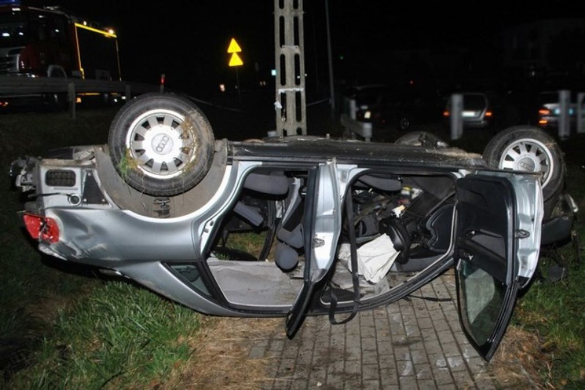 Audi uderzyło w betonowy przepust i dachowało. Nie żyje 19-letni pasażer