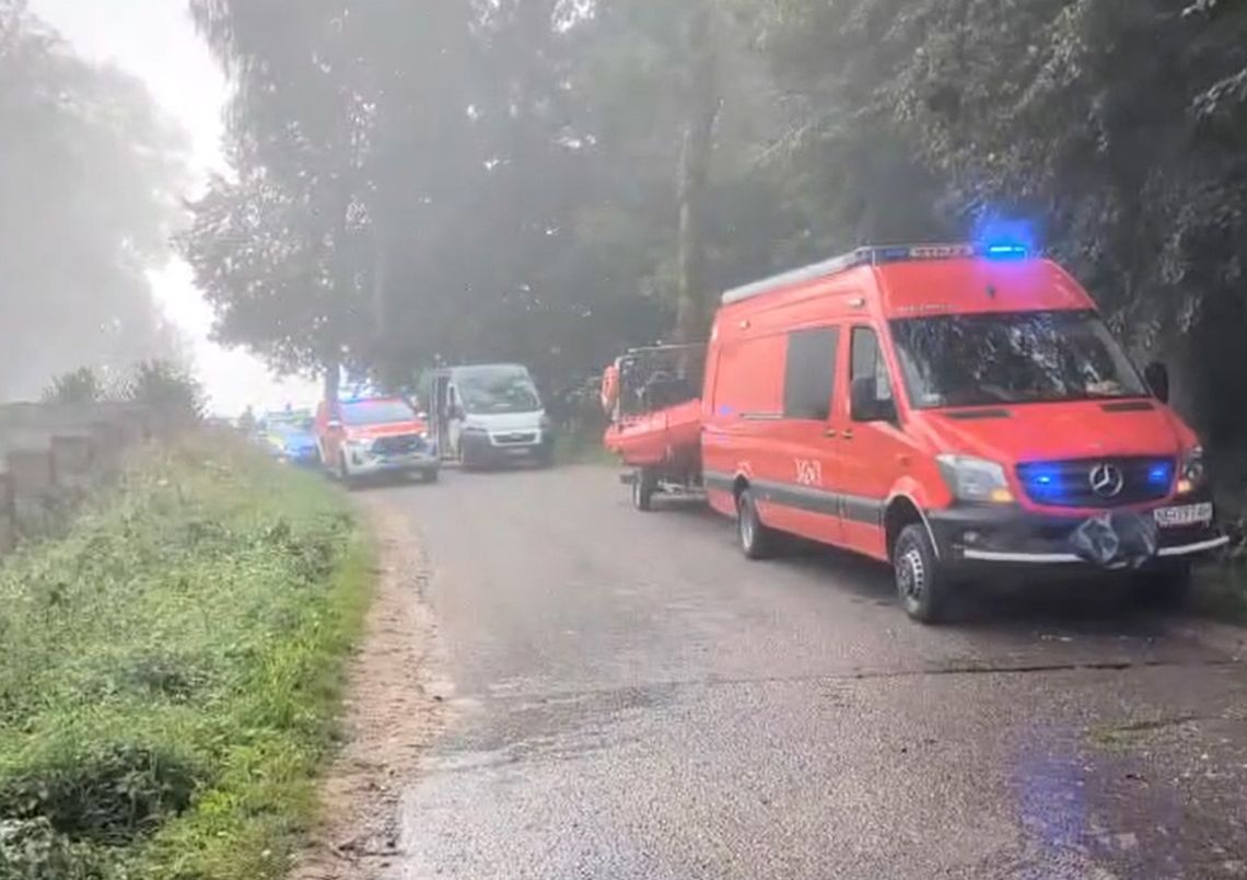 Audi uderzyło w drzewo, a następnie wpadło do wody. Kierująca zginęła na miejscu Audi uderzyło w drzewo, a następnie wpadło do wody. Kierująca zginęła na miejscu