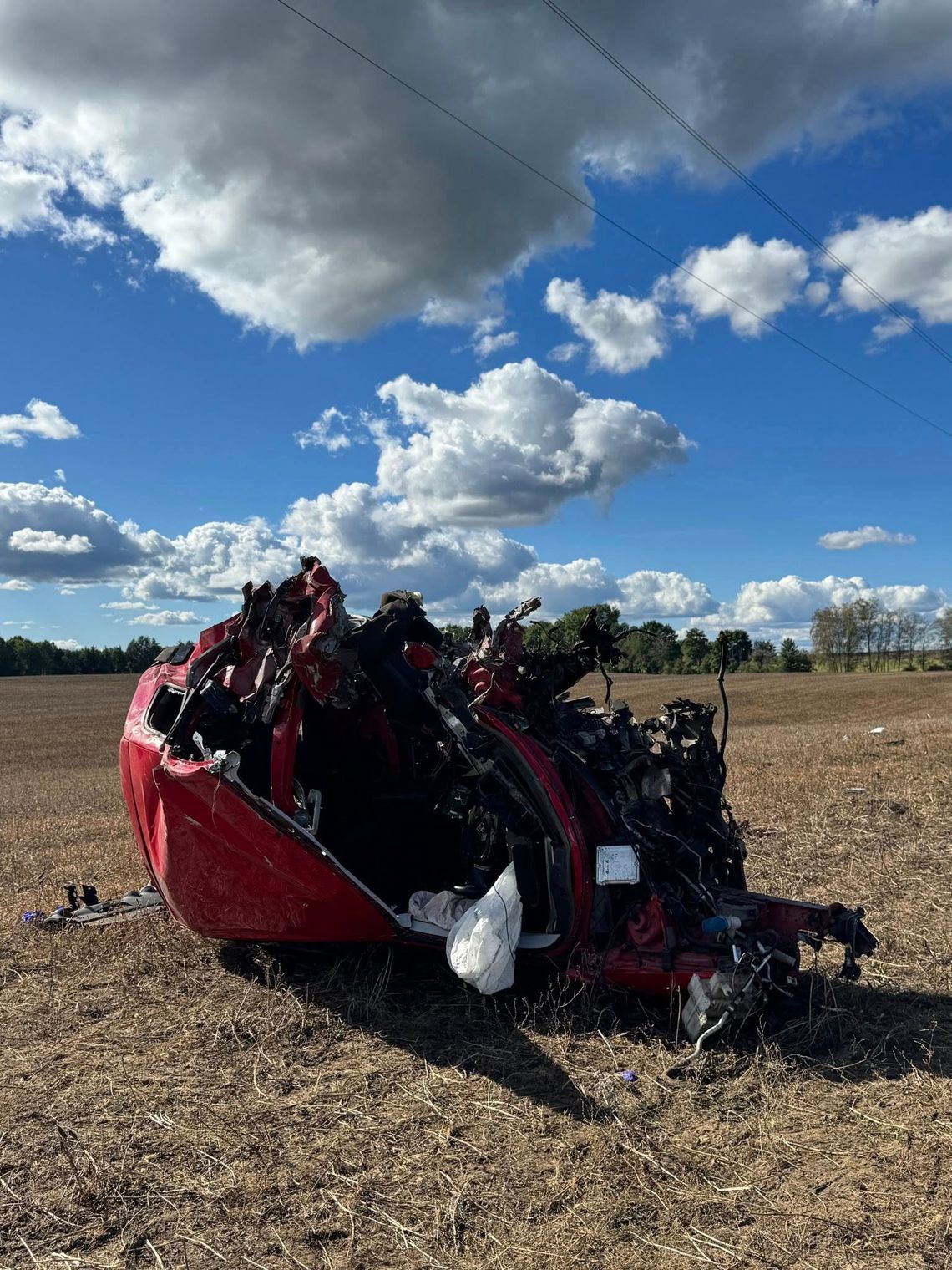 Audi uderzyło w drzewo i wielokrotnie dachowało na polu. Kierowca nie miał szans na przeżycie Audi uderzyło w drzewo i wielokrotnie dachowało na polu. Kierowca nie miał szans na przeżycie