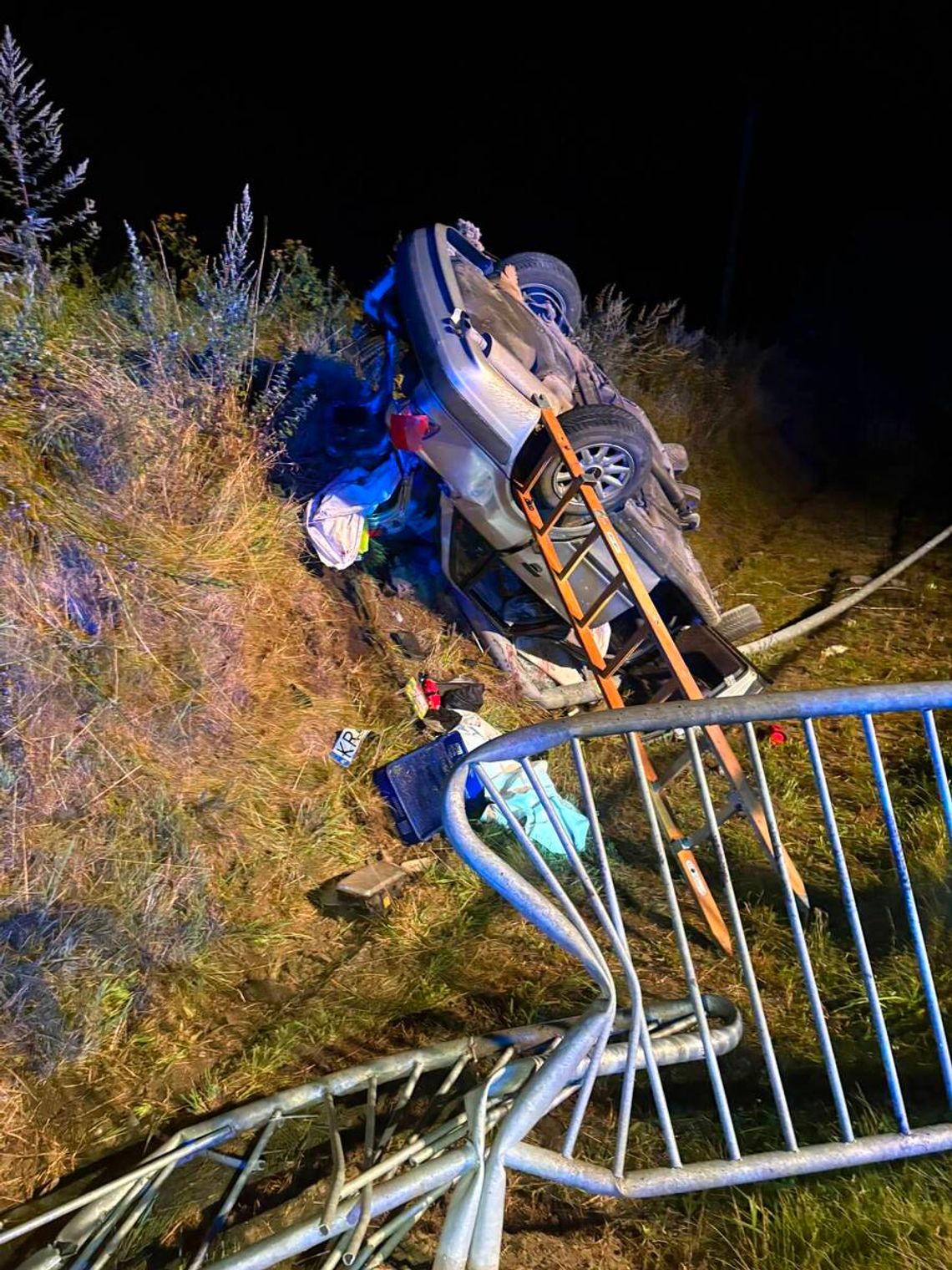 Audi w rowie, broń w samochodzie i materiały wybuchowe w domu. 21-letni kierowca był pijany i agresywny