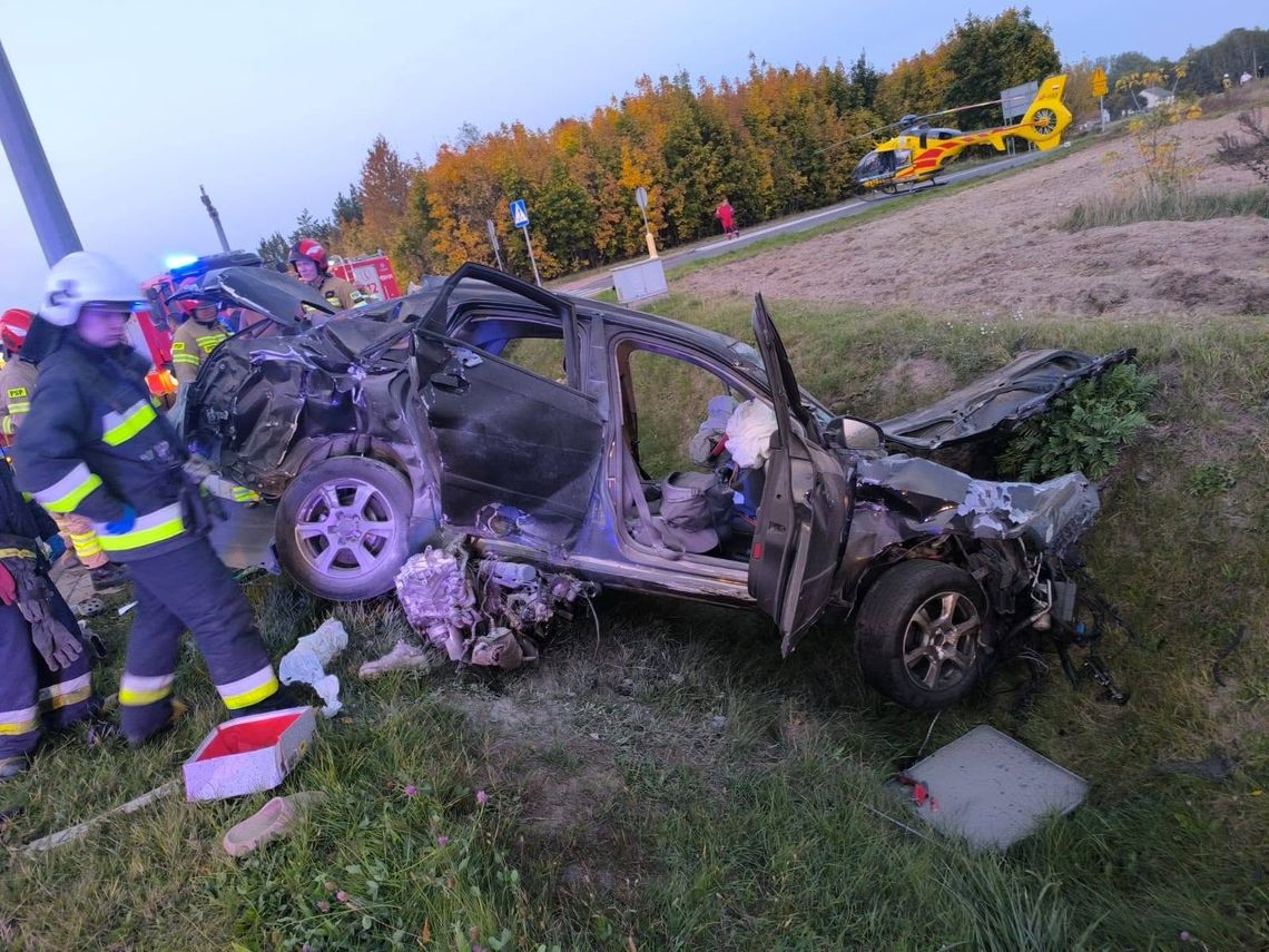Audi w rowie, ciężarówka uderzyła w drzewo. Trzy osoby poszkodowane w groźnie wyglądającym wypadku Audi w rowie, ciężarówka uderzyła w drzewo. Trzy osoby poszkodowane w groźnie wyglądającym wypadku