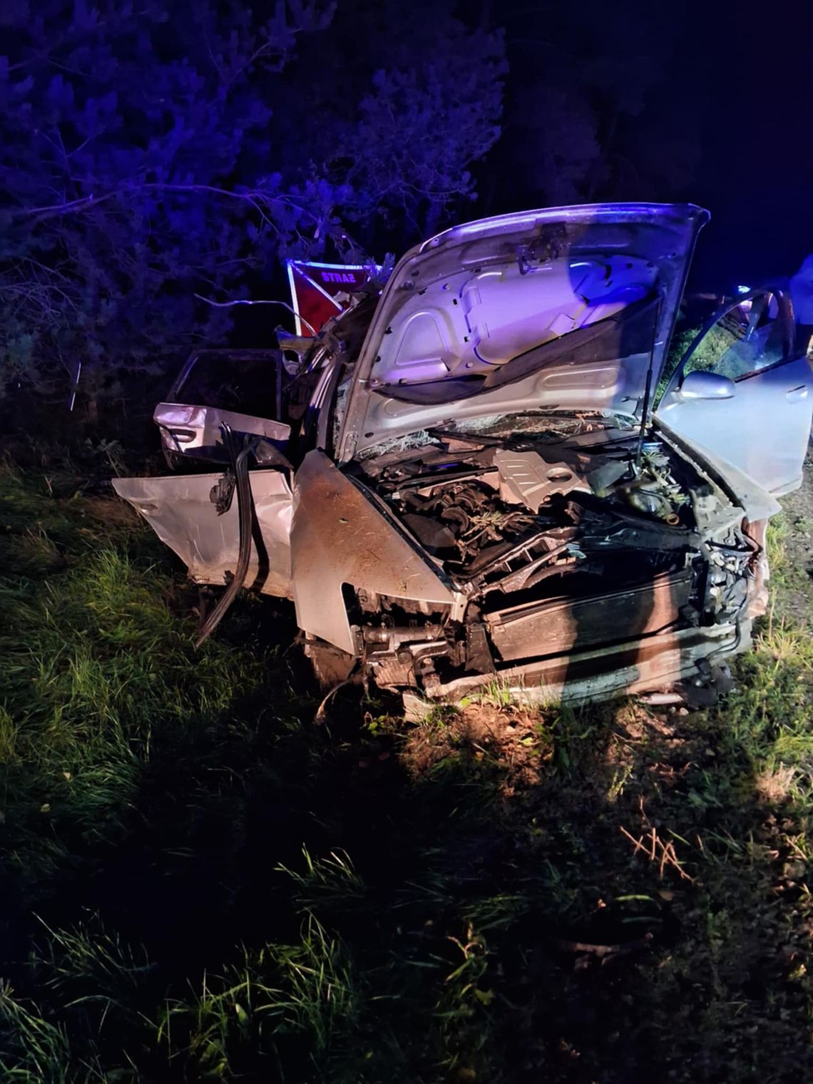 Audi wbiło się w przepust, kierowca i pasażer wypadli z samochodu. Śmiertelny wypadek na Mazowszu