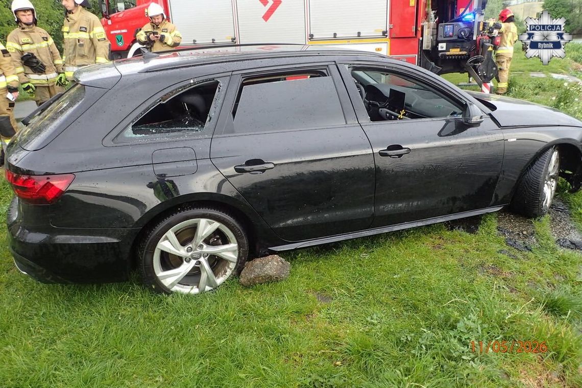 Audi wpadło do stawu. Kierowca musiał wybić szybę, by uwolnić się ze śmiertelnej pułapki [FOTO]