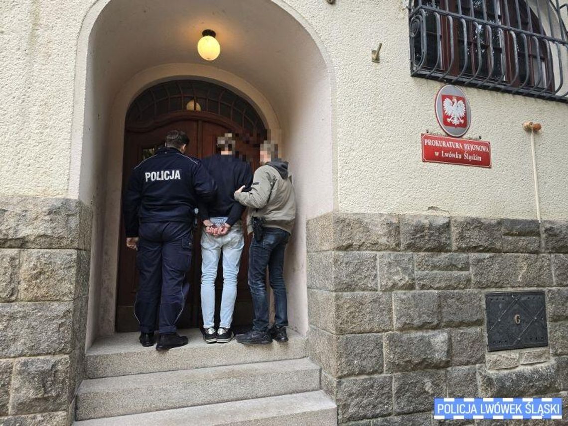 Audi wpadło w poślizg i uderzyło w pieszego. 30-letni kierujący uciekł z miejsca wypadku