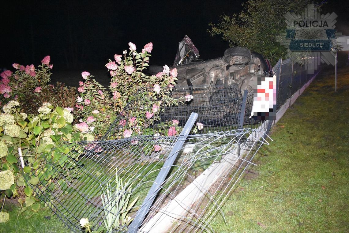 Audi wyleciało z drogi i roztrzaskało ogrodzenie posesji. 19-letni kierowca zginął na miejscu