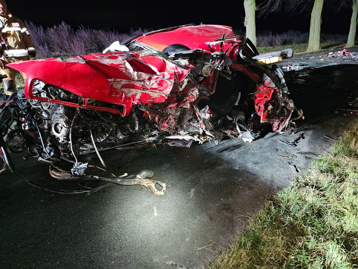 Audi wypadło z drogi i dachowało. 26-letni kierowca był reanimowany, ale nie udało się go uratować