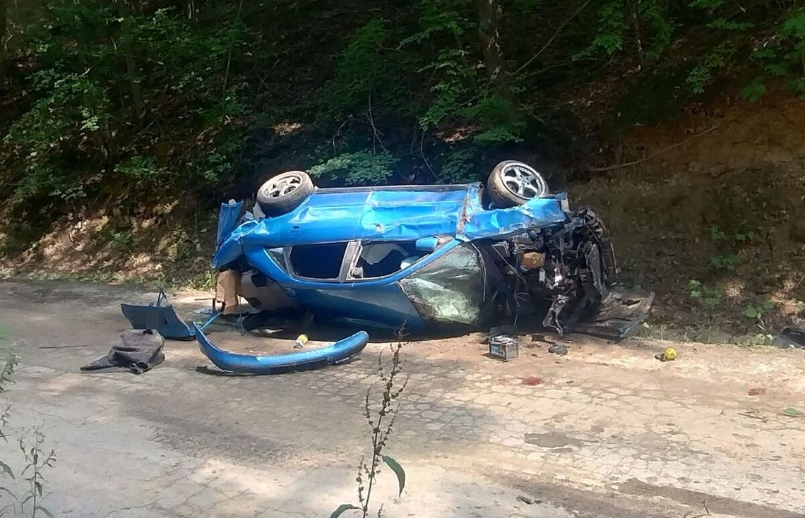 Audi wypadło z drogi i dachowało. Kierowca trafił do szpitala w ciężkim stanie