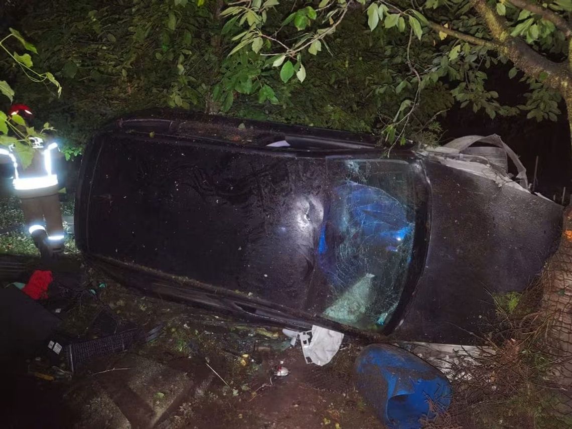 Audi wypadło z drogi i uderzyło w drzewo. Kierowca miał ponad 1,5 promila