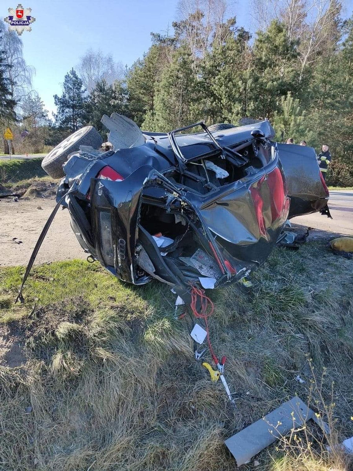 Audi wypadło z drogi, uderzyło w skarpę i wybiło się w górę. Kierowca zginął mimo reanimacji