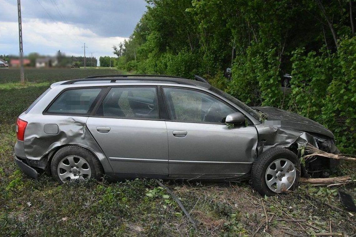 Audi wypadło z drogi, za kierownicą pijana 32-latka. Wiozła dwójkę małych dzieci